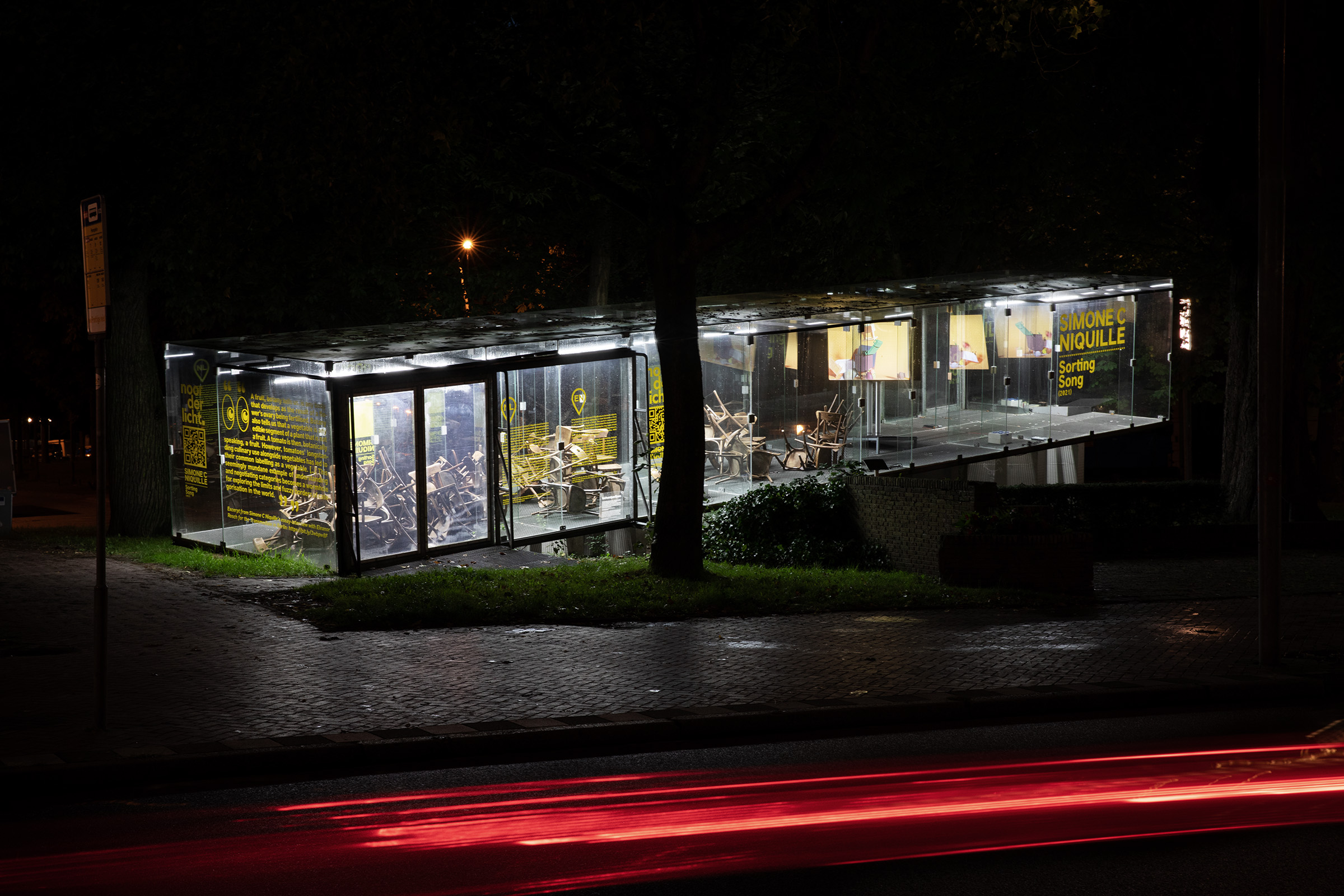 ↑ **Sorting Song** at the *Tschumi Pavillion Groningen* as part of Noorderlicht Photofestival 2021. Photo by Hanne van der Velde.
